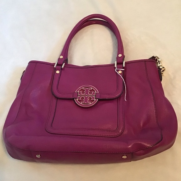Tory Burch Handbags - Tory Burch Amanda Hobo Purse